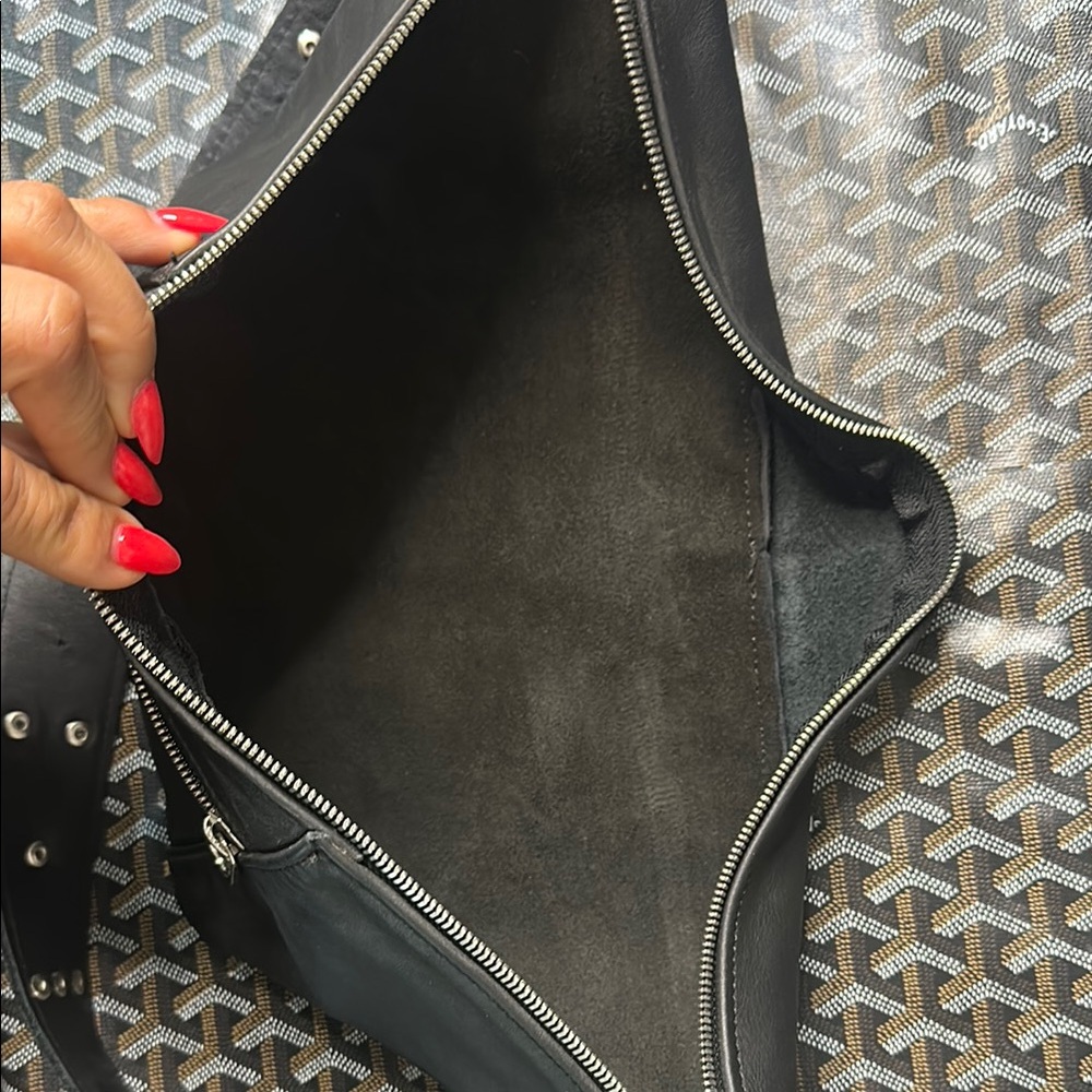 Chic Black Belt Bag with Silver Details - Picture 4 of 5